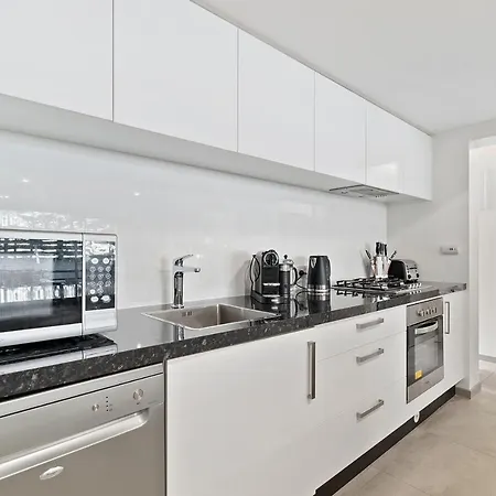 Central Location - Contemporary 2 Bedroom Aptm